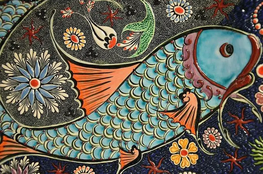 Mosaico Aquático — Imagem de GLady por Pixabay - Técnica: Mosaico cerâmico - Um peixe vibrante emerge de padrões intrincados, celebrando a arte da cerâmica.