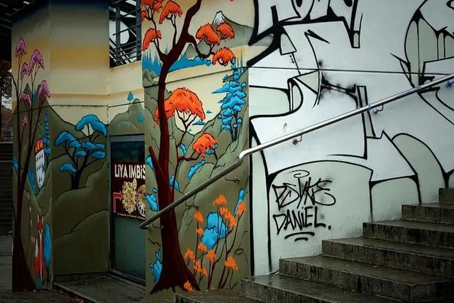 Cidade Onírica— Imagem de Amurca (Pixabay) - Técnica: Fotomontagem digital - Um cenário urbano de fantasia que mistura realidade e sonho.