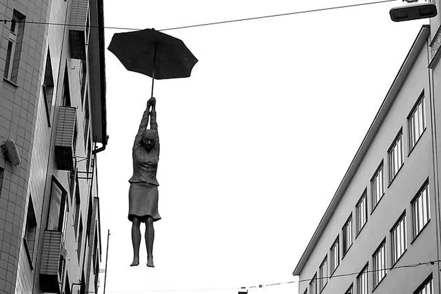 Otimismo em Formas — Imagem de Daniel Nebreda (Pixabay) - Técnica: Escultura e Arquitetura - Linhas arrojadas e estruturas dinâmicas que expressam a busca por novas perspectivas.