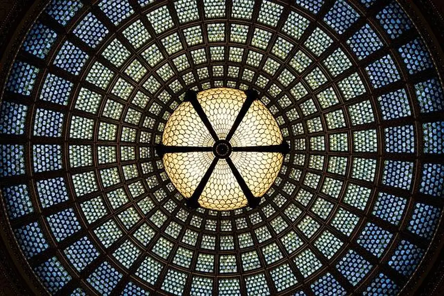 Vitral do Tempo/ Imagem de Jjimmikehank — Pixabay - Técnica: Arte em vitral - Um jogo de luz e cor que remete à beleza dos templos e à passagem do tempo.