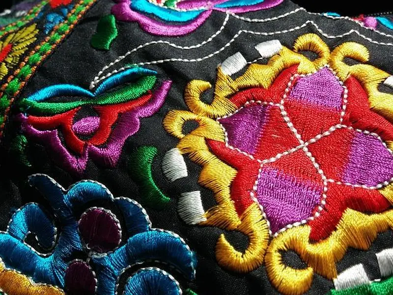 Tapeçaria de Histórias/ Imagem de Dominique Vince — Pixabay - Técnica: Bordado e tecido étnico - Cores e padrões se entrelaçam em uma tapeçaria que celebra a riqueza das culturas e suas narrativas.