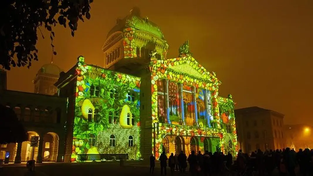 Show de Luzes — Imagem de A Different Perspective (Pixabay) - Técnica: Fotografia de espectáculo de luzes/ vídeo mapping - Um espetáculo de laser que transforma o ambiente em pura energia visual.