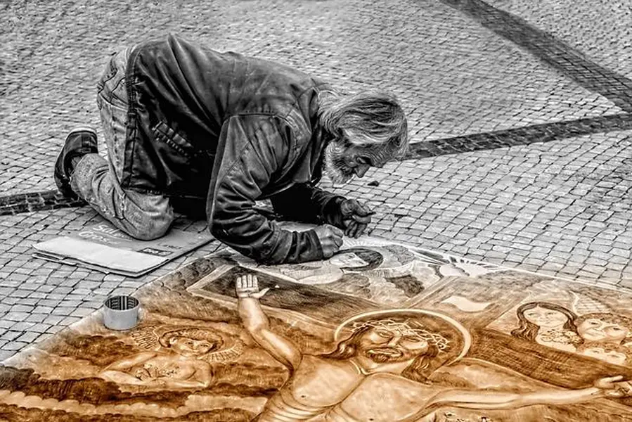Artista de Rua — Imagem de Amurca (Pixabay) - Técnica: Fotografia documental - Um registro da arte espontânea que transforma os espaços urbanos em galerias a céu aberto.